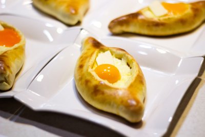 Dit Georgische kaasbrood wil je dit weekend bakken